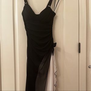 Beautiful Black & White Gown fit for banquet or junior prom.